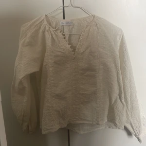 Söt blus! - Jätte söt blus ifrån zara!⭐️Passar en xs/s