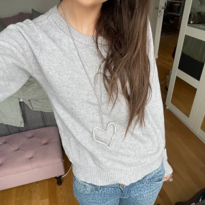 Stickad tröja  - En grå stickad tröja från vila som bara är använd några få tak gånger o passar jätte bra med ett par jeans eller en kjol.  