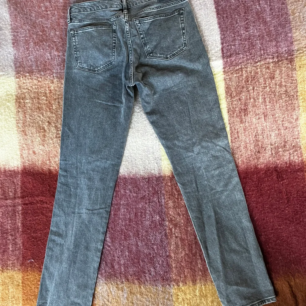 Grå jeans från Zara i modellen slim full length, storlek 40 men små i storleken, skulle säga att de passar 36/38 bättre. Jeans & Byxor.