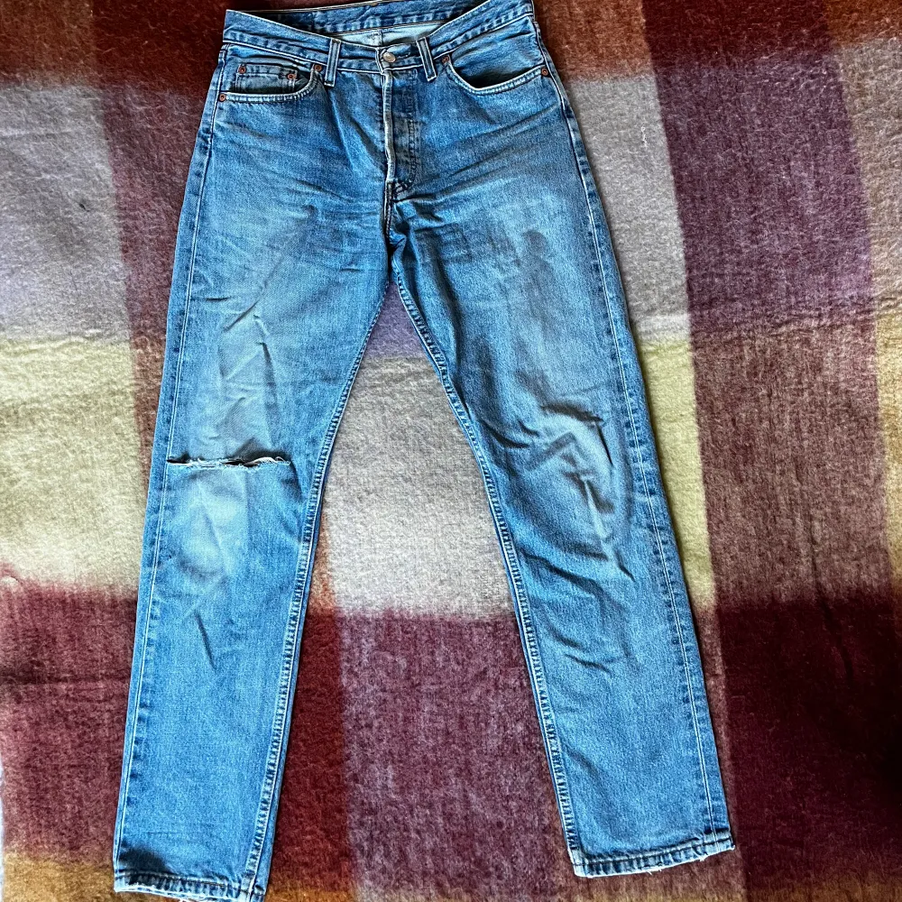 Ett par ljusa vintage jeans från Levi’s, står ingen storlek men uppskattar 38-40. Lite för långa på mig som är 164. Har ett hål på ena knät, se bild. Jeans & Byxor.