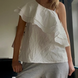 Vit offshoulder topp - Säljer denna fina vita off shoulder topp pga att den är lite för stor för mig. Den är i bra skick me prislapp kvar. Den är i stl M men skulle säga att den även passar L. Perfekt till sommaren💗💗