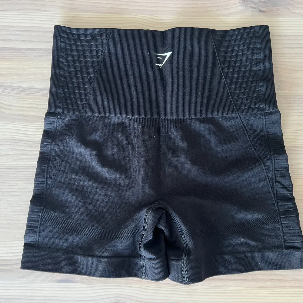 Svarta shorts från gymshark i storlek XS 🖤 endast provade så skicket är mycket fint 🥰 . Sport & träning.