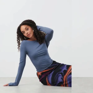 Öppen i ryggen  - Jättefin långarmad tröja som är öppet i ryggen, använd en gång och är som helt ny!💕 köpte för 250 säljer för 100💕💕