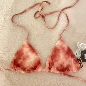 Helt ny bikiniöverdel - Säljer denna helt nya bikninöverdel från Pieces, stl XS  Nypris 160