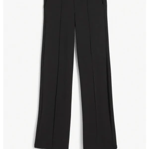 Kostymbyxor  - Kostymbyxor från KappAhl i storlek 158. De är stretchiga och de är typ mid waisted. 