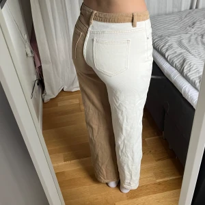 Tvåfärgade jeans  - Coola jeans som tyvärr blivit lite för korta för mig. Köpta secondhand men är från SHEIN från början. De är storlek M men skulle säga att de är mer åt S. 