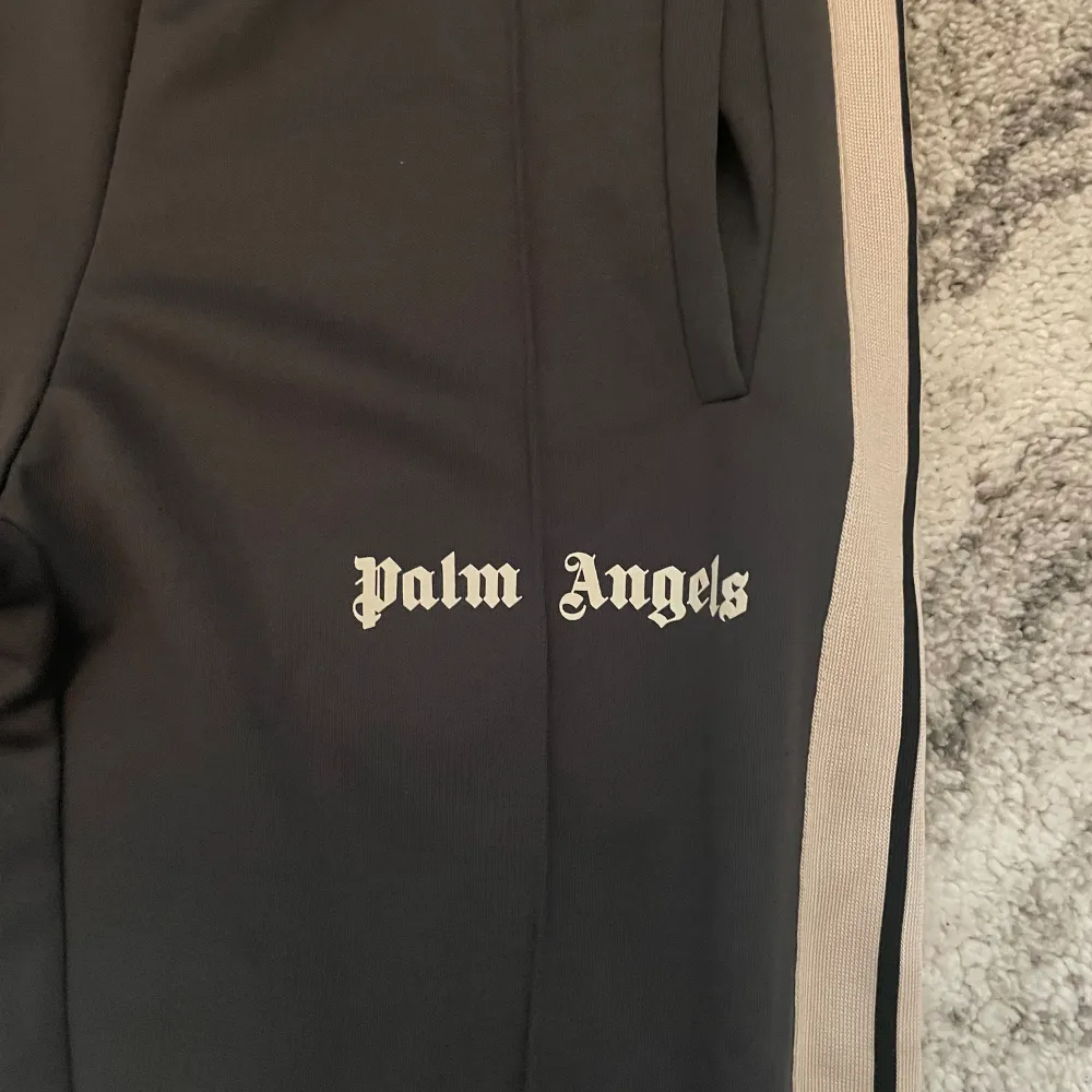 Oanvända grå Palm angels byxor. Ganska sällsynt färg. Jeans & Byxor.