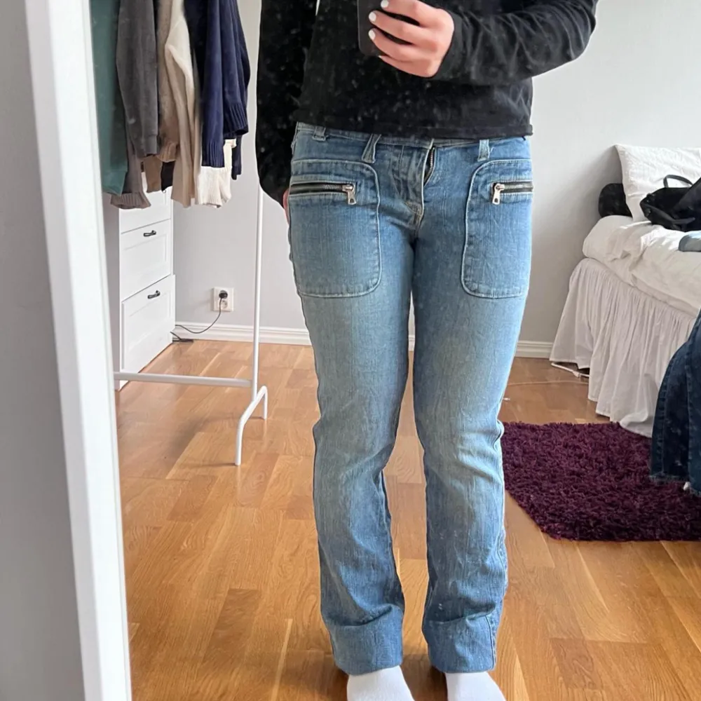 Bootcut Jeans i Lowrise modell💗 Innerbensmåttet är 84 cm och midjemåttet 36 cm. Modellen är 158cm.   Dragkedjan saknas.  Frågor och funderingar är varmt välkomna 😇   S7 116. Jeans & Byxor.