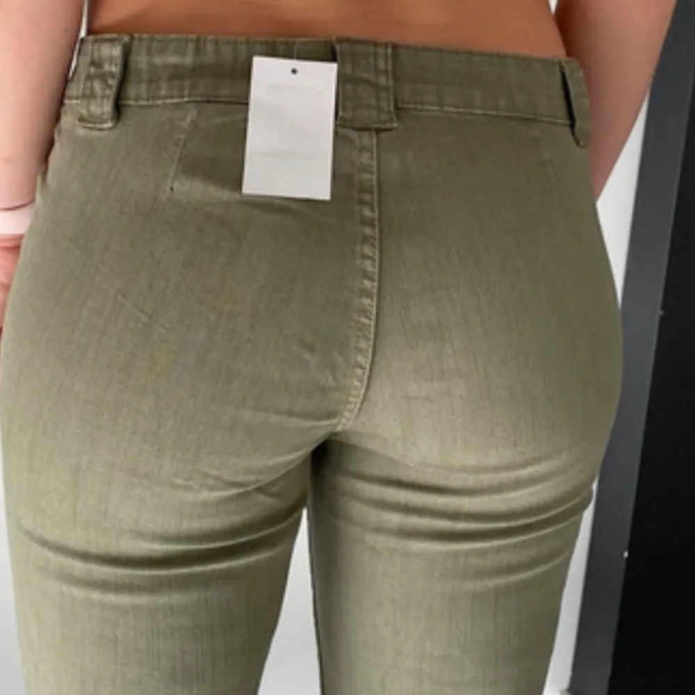 Säljer dessa gröna populära hm jeans. Slutsålda. Prislappen sitter kvar. Storlek 40 passar både mindre och större.  lägre pris snabaffär❤️. Jeans & Byxor.
