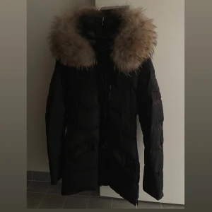 Jacka  - Hollies jacka i storlek 38. Jackan är i bra skick och sälj endast för att den inte kommer till användning. Nypris: 4500 kr. 