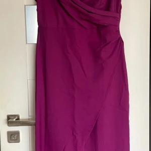Ny Plommonlila maxiklänning  - Aldrig använd Trendyol Plommonlila maxiklänning med smala axelband och omlottdesign