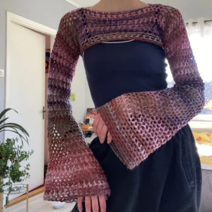 Virkad Bolero - Bolero med utsvängda armar som jag virkat själv 💖  Jag har normalt strl S i kläder och såhär sitter den på mig! 