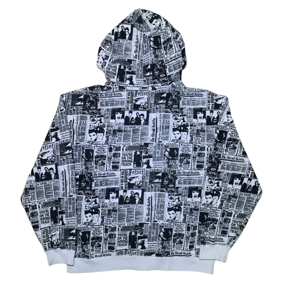 Krew zip up hoodie i storlek L. Jag på bilden är 180 cm. Mått: axelbredd - 59 cm, längd - 63 cm. Skriv för fler bilder och frågor!. Hoodies.