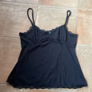 Svart spetstopp - Svart topp med spets💕 mjukt matrial, och armarna går att justera❤️ storlek står ej, men skulle uppskatta till M