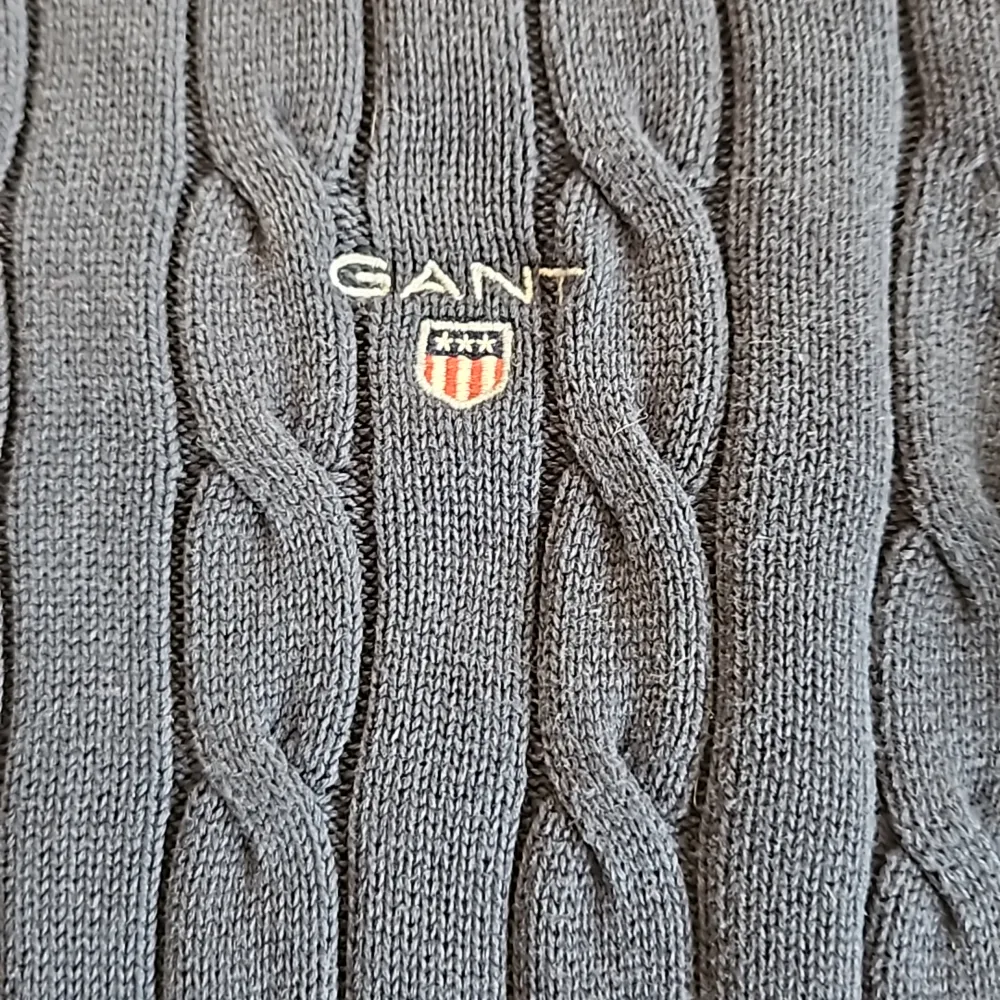 Storlek S.  Jag säljer min Gant-tröja eftersom jag har växt ur den. Den är i mycket gott skick och det finns inga skador eller fläckar på den.. Hoodies.