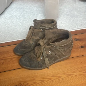 Isabel Marant Skor - Skor från Isabel Marant Etolié i storlek 37. De är slitna och behöver rengöras, därav priset. Nypris ligger på 5900kr.
