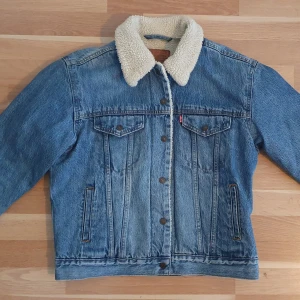 Levi's jacka - Size M, lightly used.  Inga skador