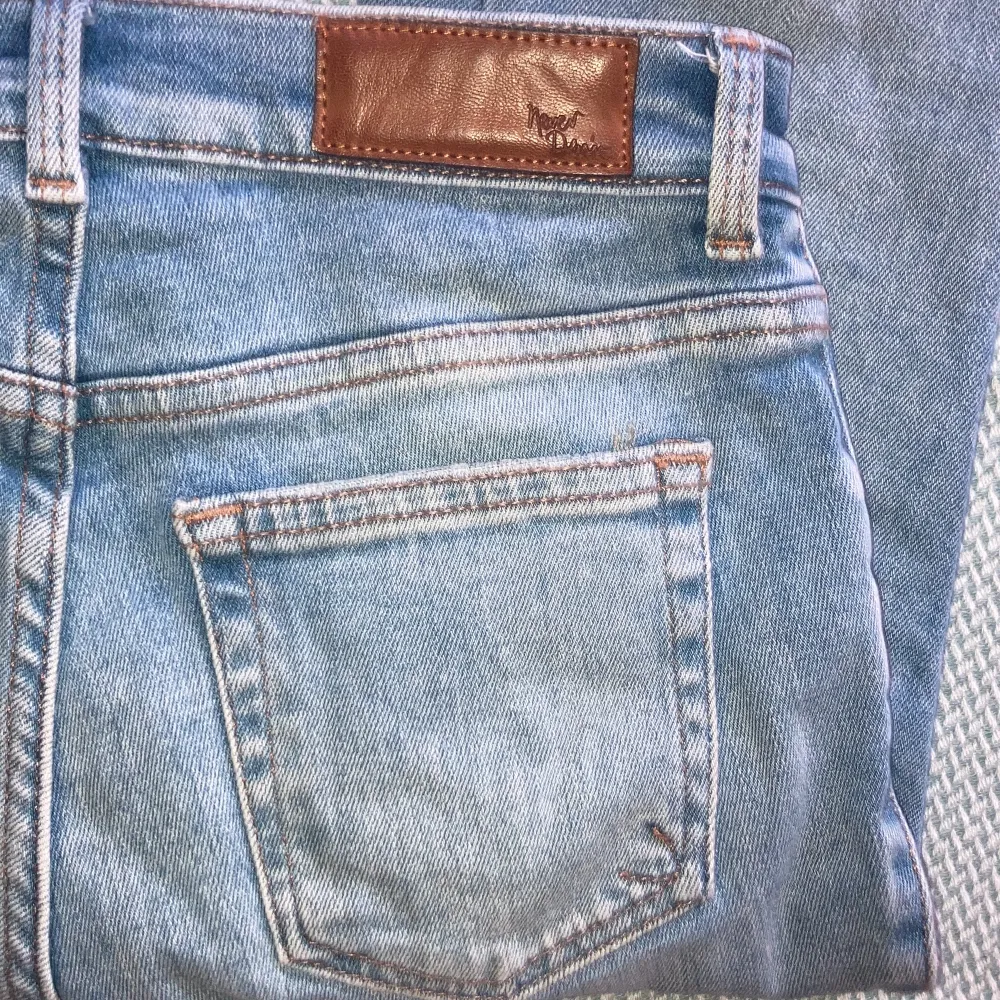 Jättefina och sköna lågmidjade jeans som sitter bra, är snygga🙌 och är jättesköna!!💕Står Xs men passar jättebra som strl S.  Färgen ser en aning ”urtvättad” och lite grå på bild med jättefin ljusblå färg irl med lite mörkare tvätt vid sömmar och fickor💕💕. Jeans & Byxor.