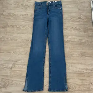 Helt nya blåa jeans med slit från Gina Tricot. Har aldrig används och är i storlek M.