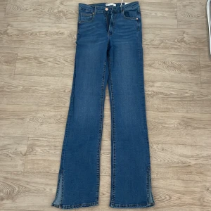 Helt nya jeans - Helt nya blåa jeans med slit från Gina Tricot. Har aldrig används och är i storlek M.