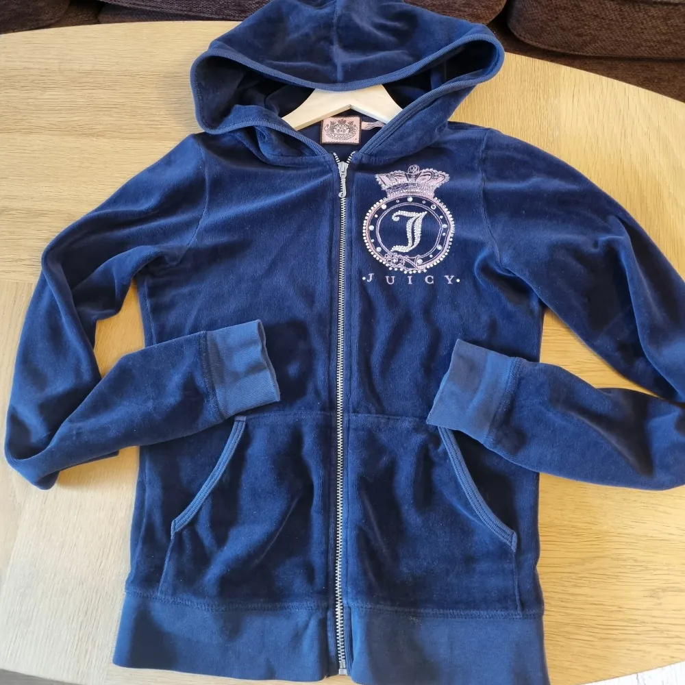 Juicy Couture vintage marinblå munkjacka i storlek small med vackert strassmotiv på fram- och baksida.. Hoodies.