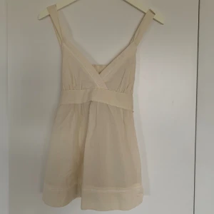 Blus från Levis - Söt blus från Levis med knyte baktill. Aldrig använd. Pris 129kr