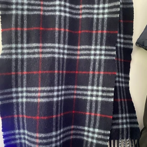 Burberry scarf  - Säljer nu min burberry scarf i lambswool då de börjar bli lite varmare, Inge defekter alls och Inga fläckar. Skriv vid intresse  nypris ligger på 5800kr