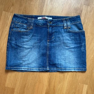 Jeanskjol - Jätte fin men kommer tyvvär inte till användning då den inte passar