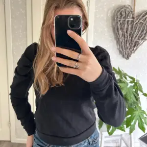 Säljer denna svarta sweatshirt med puffärm från ONLY då den är för liten. Använd ett fåtal gånger och därav mycket bra kvalitet! Frakt ingår i priset 💓