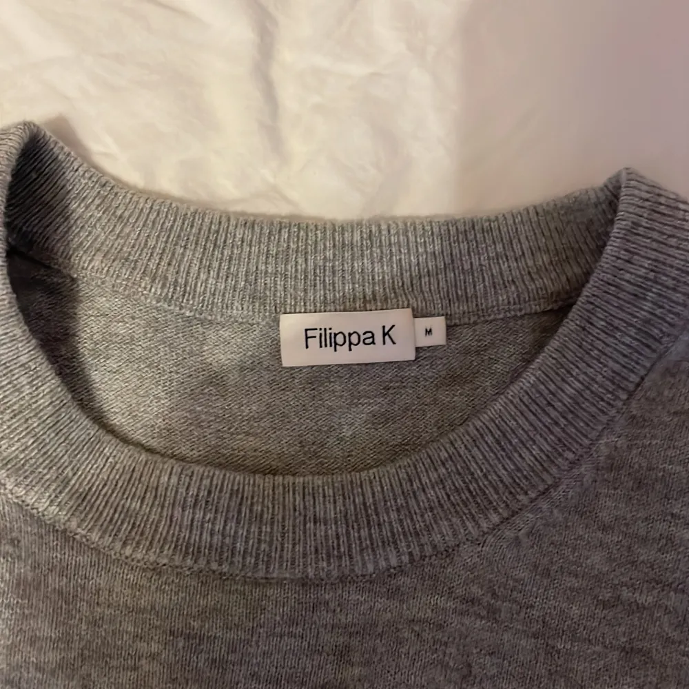 Tja! Säljer nu denna snygga merino tröja från Filippa K. Tröjan är fint skick, men har ett litet hål vid ärmen därav priset. Tveka inte på att höra av er! . Tröjor & Koftor.