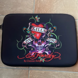 Ed Hardy datafodral - Ascoolt Ed Hardy data fordral i superbra skick🌟🌟skriv för mer info/mer bilder