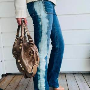 Blekta diesel jeans💙 Storlek: innerbenslängd= 81cm, midjemått= 35cm rakt över (modellen är 165 cm) Köp sker via ”köp nu” eller via vår instagram: retrochics.uf💋