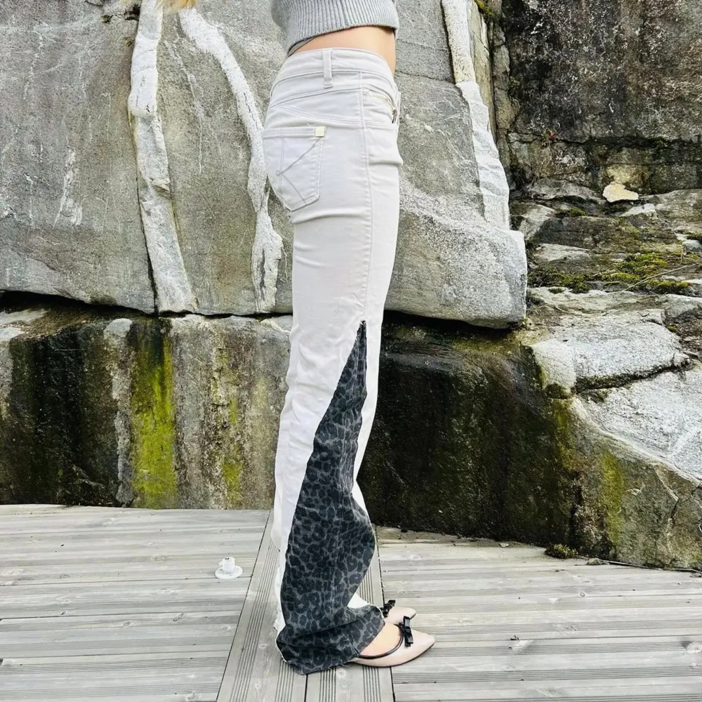 Vita jeans med leopard design🤍 Storlek: innerbenslängd= 83cm, midjemått: 37cm rakt över (modellen är 173cm) Köp sker via ” köp nu” eller via vår instagram: retrochics.uf💋. Jeans & Byxor.