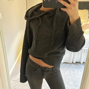 Hoodie - Säljer denna hoodie som har så najs passform🖤köparen står för frakt