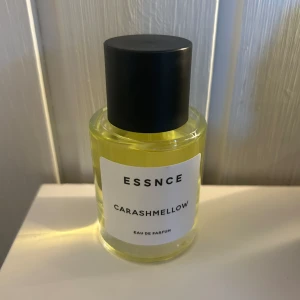 Carashmellow från Essnce - Säljer nu denna populära parfymen från essnce som endast testad💕  Toppnoter - Karamell & Mjölk Hjärtnoter - Kumarin & Honung Basnoter - Vanilj  & Vit mysk Doftfamilj - Amber vanilj, gourmand (från essnce hemsida)
