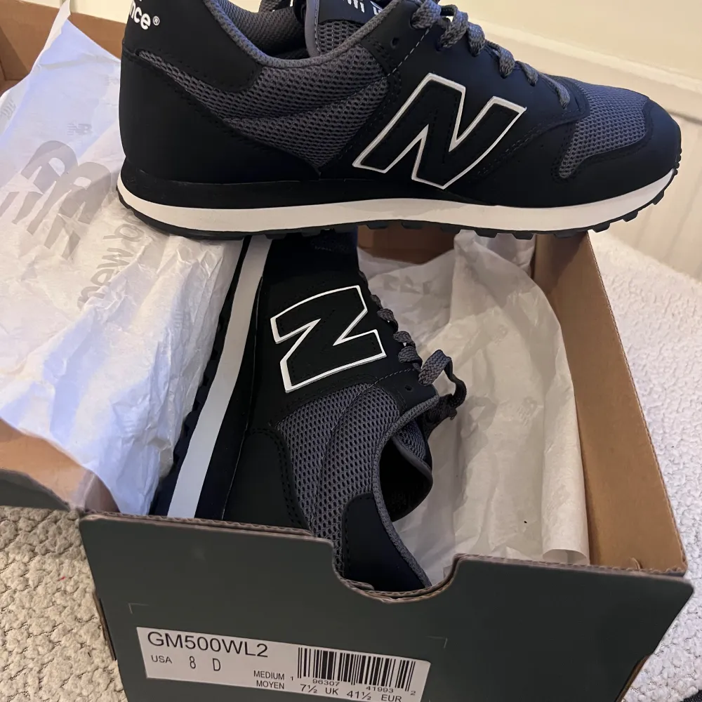 Säljer nu helt nya new balance. Snygga och stilrena till vardagen. Bra kombo på färgen som är en blandning av svart och grå. Nypris: 999 kr. Jag kan skicka mer bilder vid intresse. Skokartongen föjer med.. Skor.