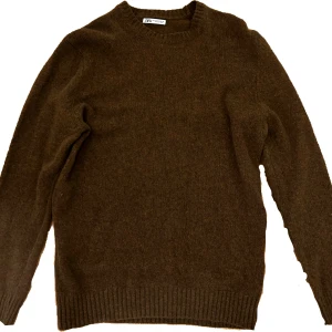 ZARA Stickad Tröja - Storlek M men passar S Använd 2 - 3 ggr Hör av dig för mer information eller frågor💥