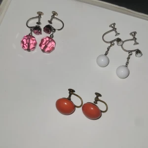 Örhängen - 3 st äldre unika örhängen.  80 kr st eller 200 för alla 