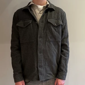 Overshirt/ these glory days  - En fin overshirt från these glorydays. Nypris 1100kr mitt pris 500kr. Inga defekter inte använd så mycket. 