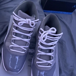 Air Jordan 11 Cool Grey - Äkta Air Jordan 11 Cool Greys säljs! (E-kvitto finns med, storlek 12 (eller 46 i Sverige) Kommer med box samt papper wrapping paper innanför!  (Tar emot bud!) Har haft på mig 3 gånger max, ser splitternya ut! 