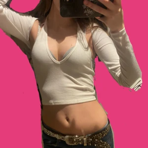 Tvådelad tröja - Köpt på sellpy men den är från shein. Har aldrig haft på mig den så typ nyskick! Ser bra ut med allt💋