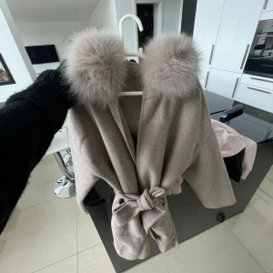 Beige pälskappa  - Beige pälskappa med äkta päls, använd men i bra skicka. Skriv vid frågor!