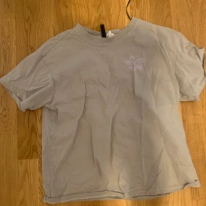 T shirt - Säljer bara pga att jag aldrig använder
