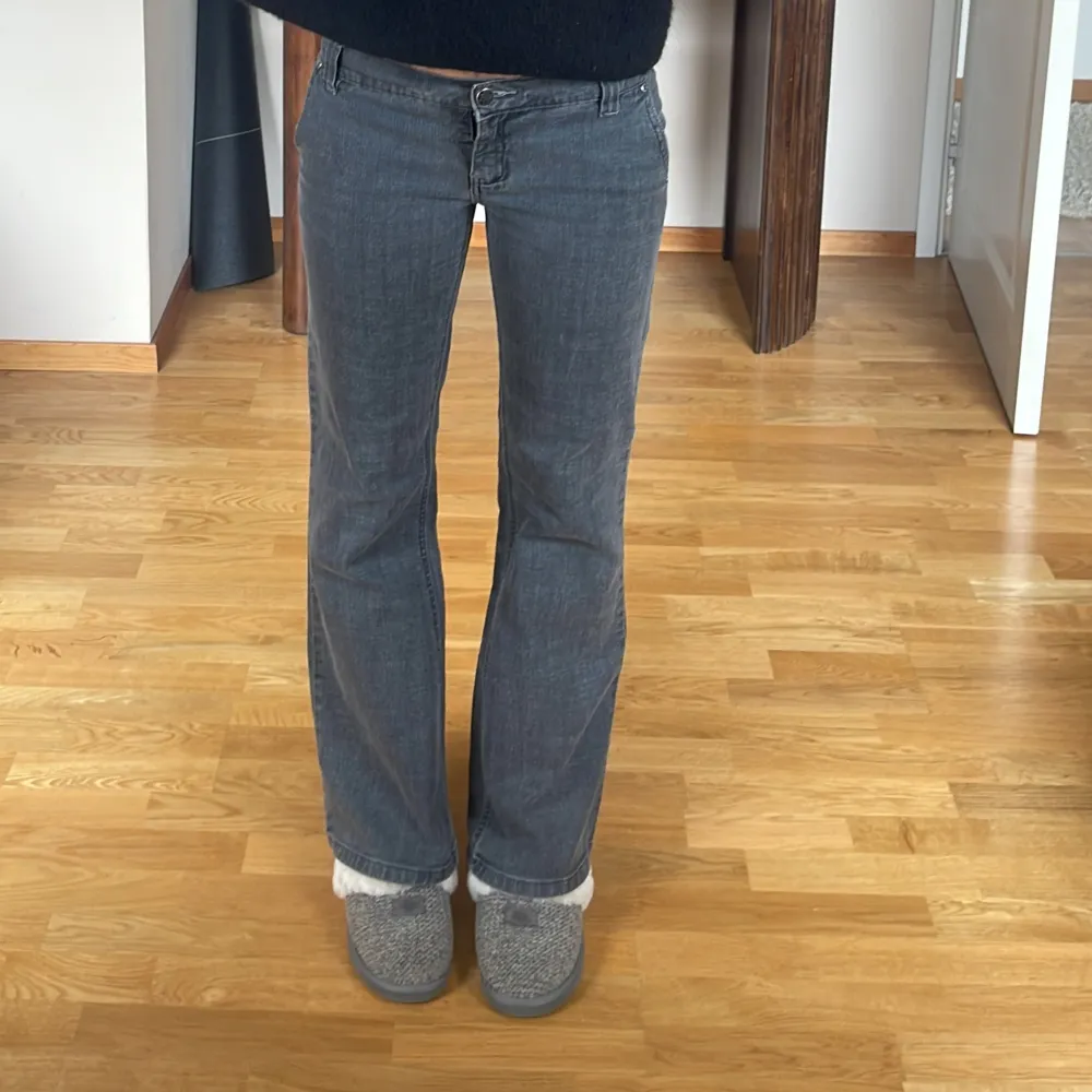 Så sjukt snygga jeans från Authentic jeans💕tyvärr lite korta på mig, jag är 177cm💕midjemått: 43cm Innerben:77cm. Jeans & Byxor.