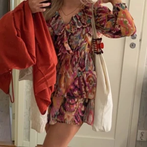 Klänning från Zara - Färgglad klänning från zara. Har en resår som lossnat i mitten, inget som stör eller syns.