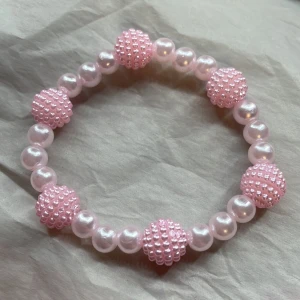 Ljusrosa armband💗 - Egengjort armband, tråden är stretchig så passar den flesta 🌸 Går även att fixa ifall man vill ha en speciell storlek💓