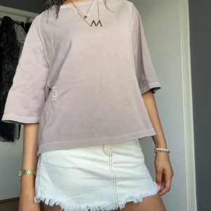 Trekvartsärmad tjocktröja - Säljer min trekvartärmade tjocktröja då den inte kommer till användning och jag rensar min garderob! Färgen är en typ lilabrun aktig grå!💞Pris kan diskuteras!💞