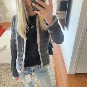Uniqlo jacka -  Dunjacka ifrån uniqlo, fint skick! Passar perfekt nu till våren