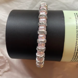 Rosa&silvrigt armband🐚📿🌸 - Egengjort armband som passar dom soldat flesta då tråden är stretchig💓💓 köp gärna via köp nu och ifall speciell storlek önskas går de att fixa 💗