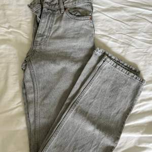  Jeansen är i nytt skick och inga defekter. Jeansen är från Gina tricot och original pris var 499kr modellen heter low straight jeans i en ljus grå färg. 